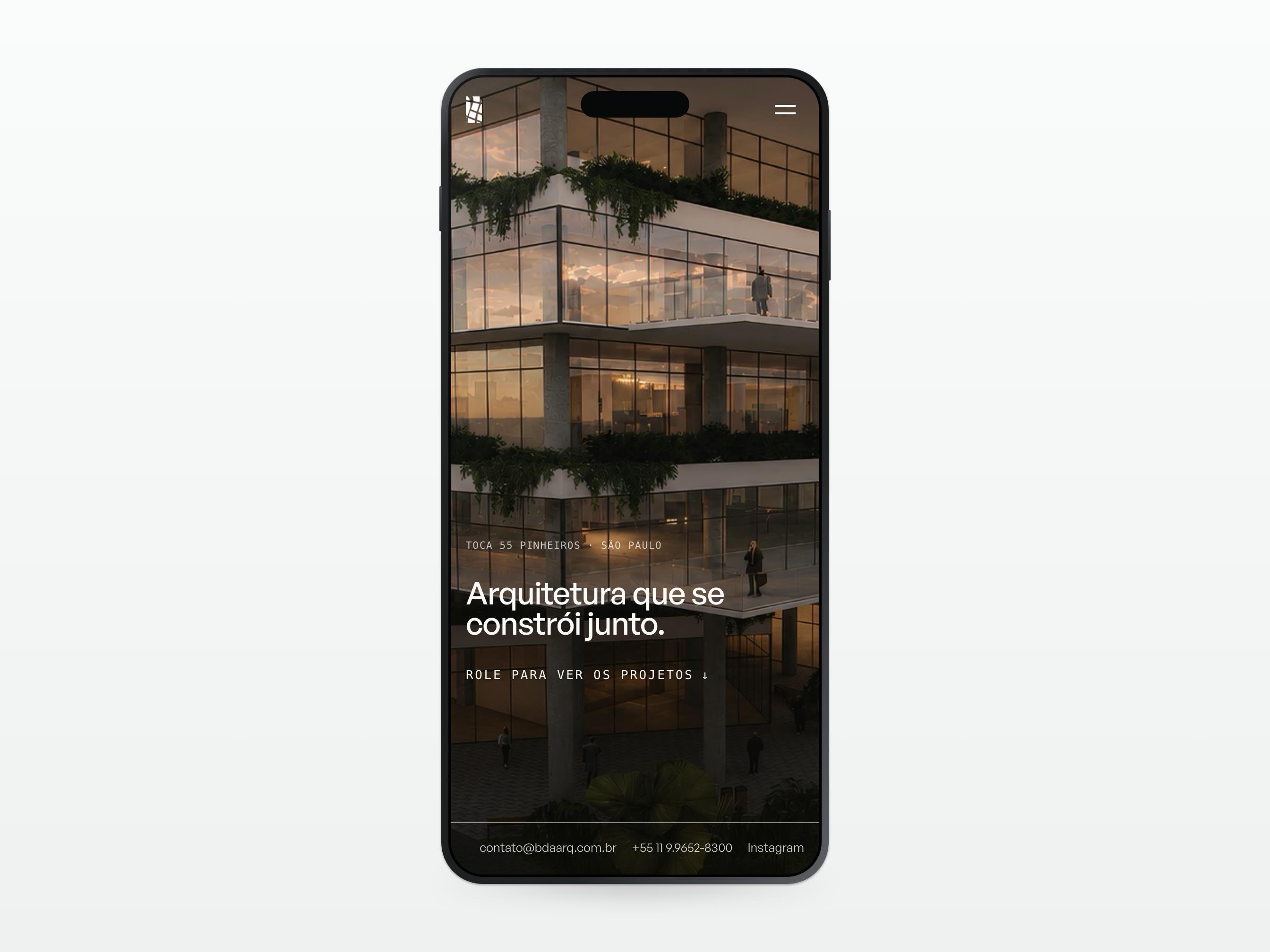 A mesma home no celular: marca, botão de menu, etiqueta do projeto e a frase de abertura sobre o render