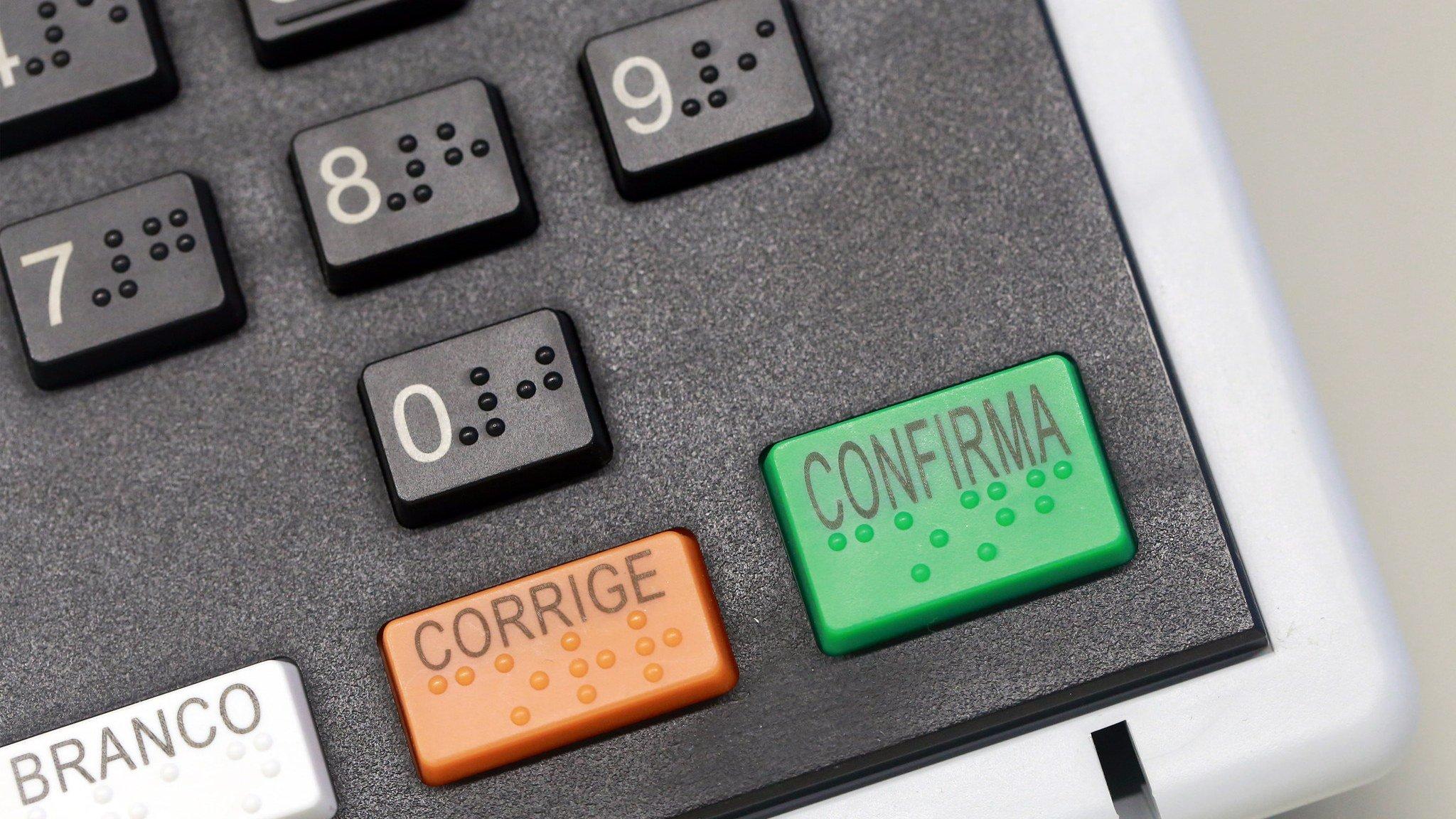 Close-up of the voting machine keypad: the number keys carry braille, and below them sit the BRANCO (blank), CORRIGE (correct) and CONFIRMA (confirm) keys, also in braille